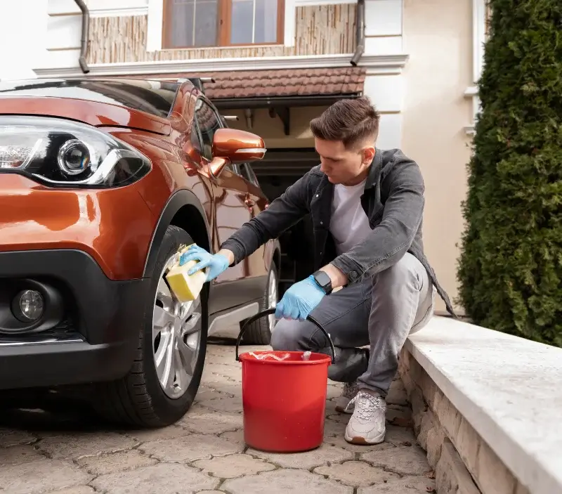 Lavage auto à domicile Bort-l'Étang : professionnel intervenant sur un véhicule